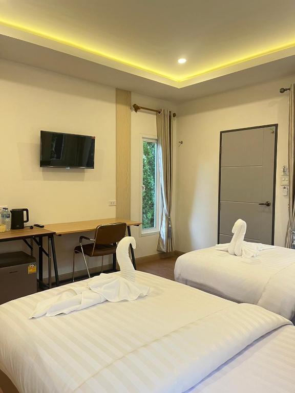 TV a/nebo společenská místnost v ubytování Koh Yao Modern Inn -SHA Plus