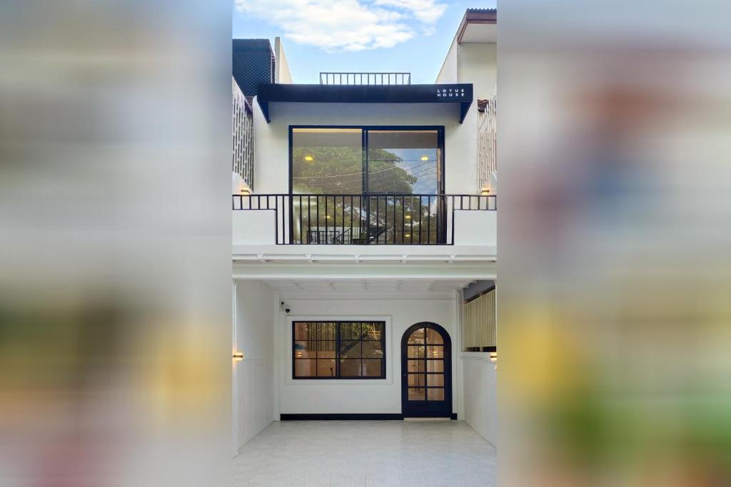 Balkón nebo terasa v ubytování Your Local Spacious 3-Story Home, Rooftop Views & King Beds near Night Bazaar