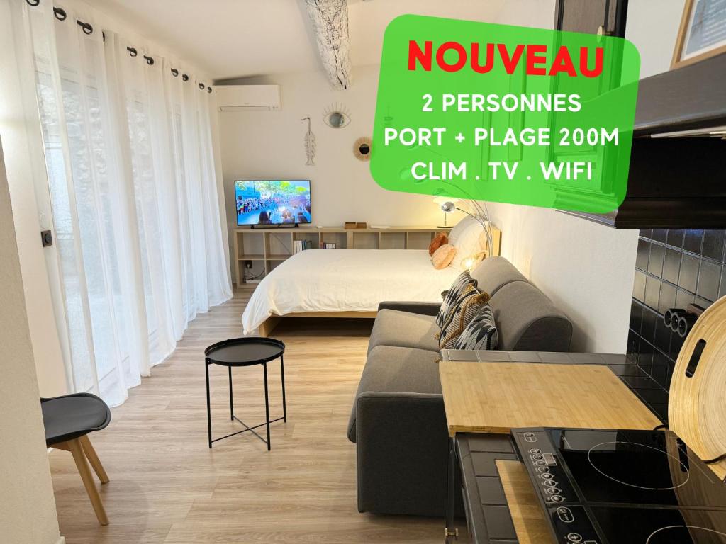 een woonkamer met een bank en een bed bij Charmant studio climatisé à 200m de la plage in Mèze