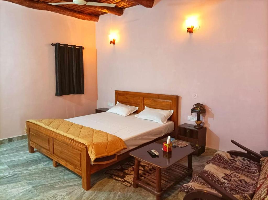 1 dormitorio con cama, mesa y sofá en BAGH VILLA HOME STAY, en Rājgarh