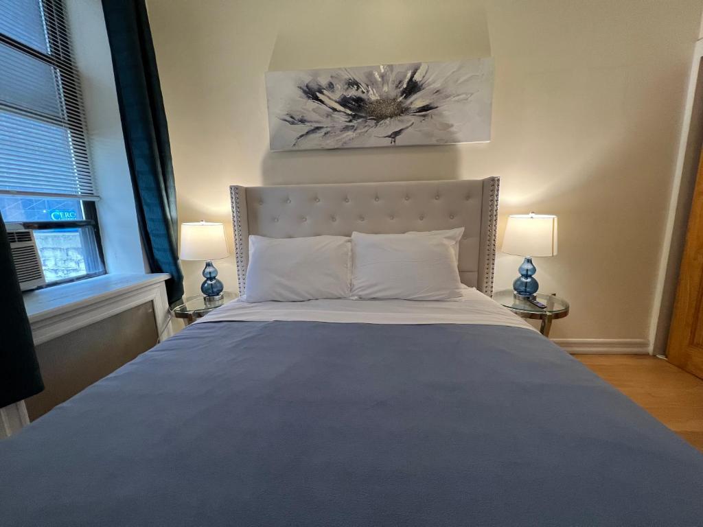 Postel nebo postele na pokoji v ubytování Steps from Empire State Building