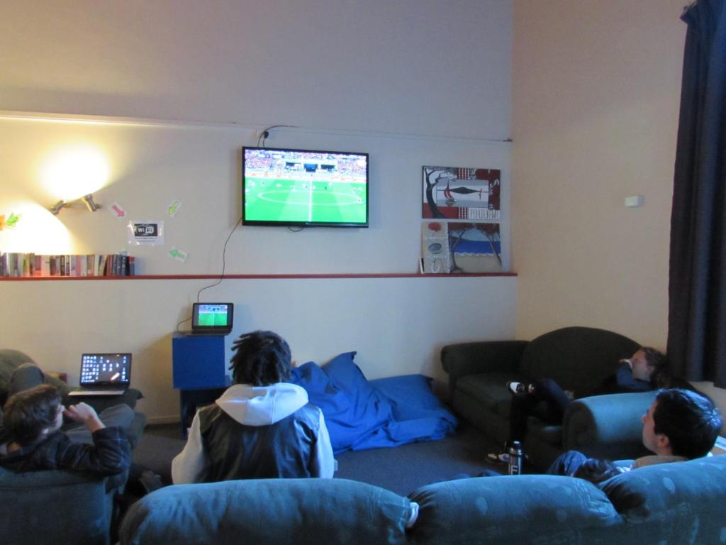 TV a/nebo společenská místnost v ubytování Rotorua Downtown Backpackers