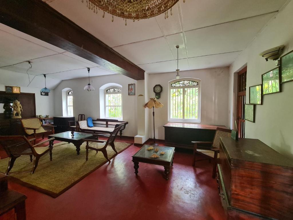 Khu vực ghế ngồi tại Hill Side Kings Villa (Colonial Bungalow)