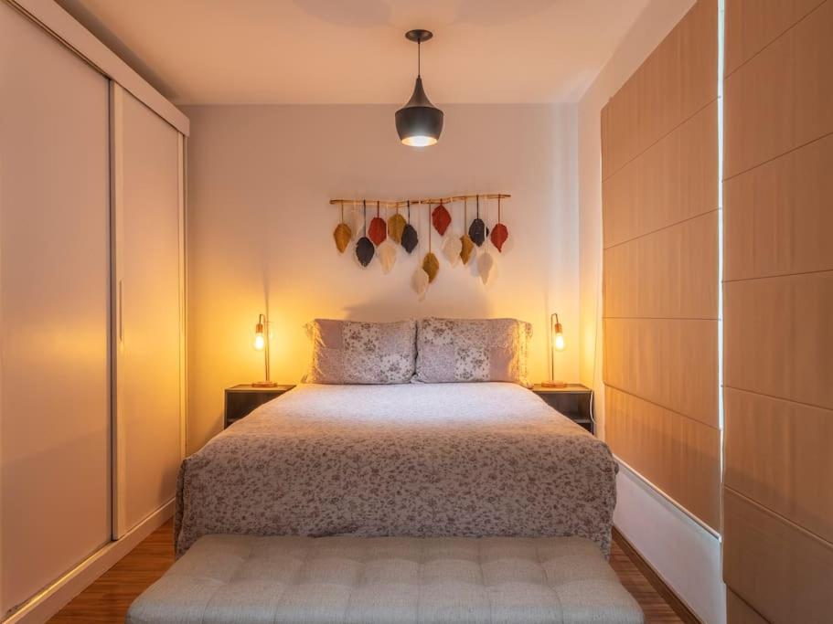 una camera con un letto con due tavoli e due lampade di Apartamento em São Paulo-Bela Vista-Studio Novo a San Paolo