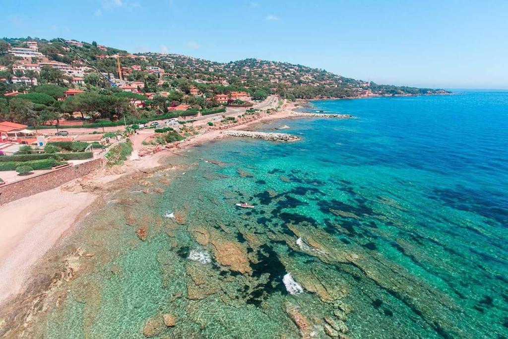 an aerial view of a beach and the ocean at Mobile home 5-pers Camping Leï Suves-Côtes d&#39;Azur-including airco in Roquebrune-sur-Argens