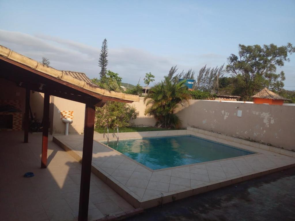 einen kleinen Pool auf einer Terrasse mit Dach in der Unterkunft Paz e sossego, 15 minutos da lagoa in Iguaba Grande