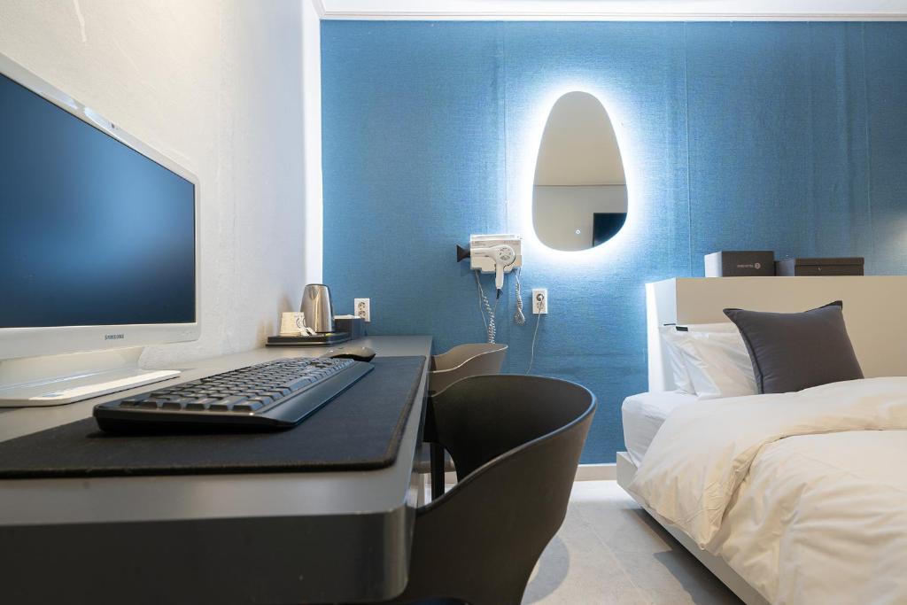 Postel nebo postele na pokoji v ubytování Uiwang Nine Hotel