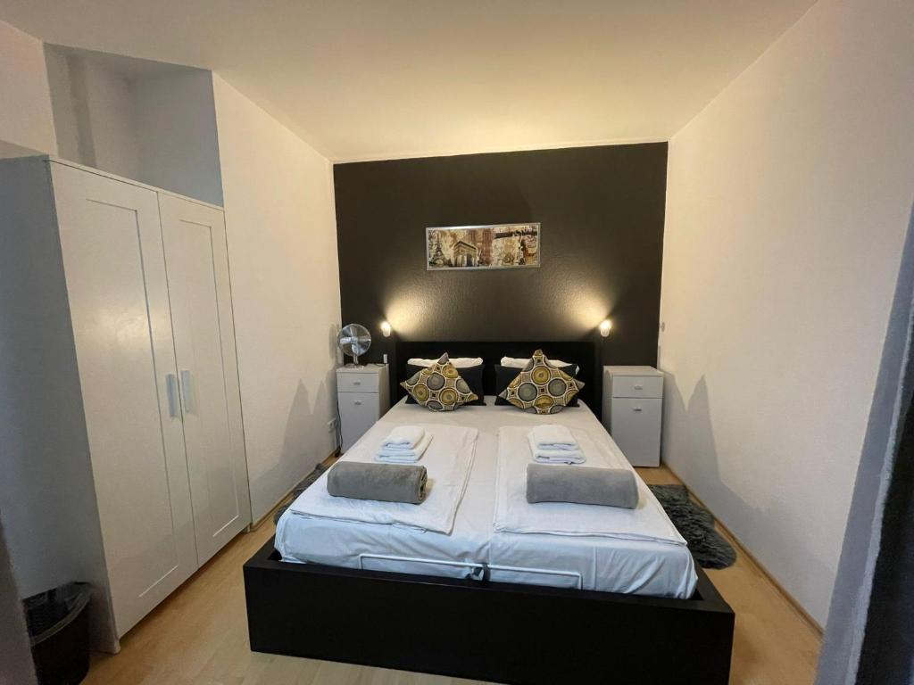 een slaapkamer met een groot bed met een zwart hoofdeinde bij City West Studios in Stuttgart