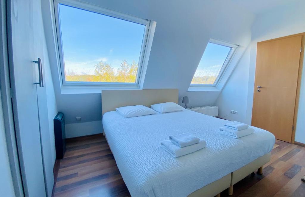 Un pat sau paturi într-o cameră la Aramis Studio Hotel