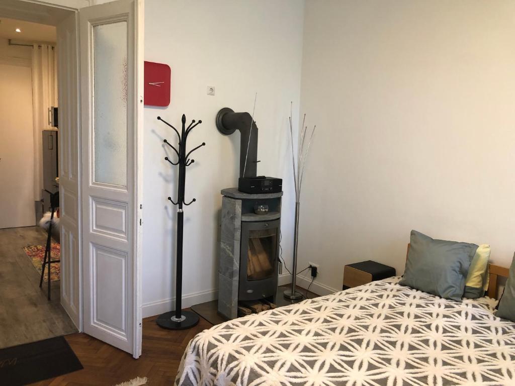 um quarto com uma cama e um fogão numa sala em Apartment Gute Laune-Good mood em Viena