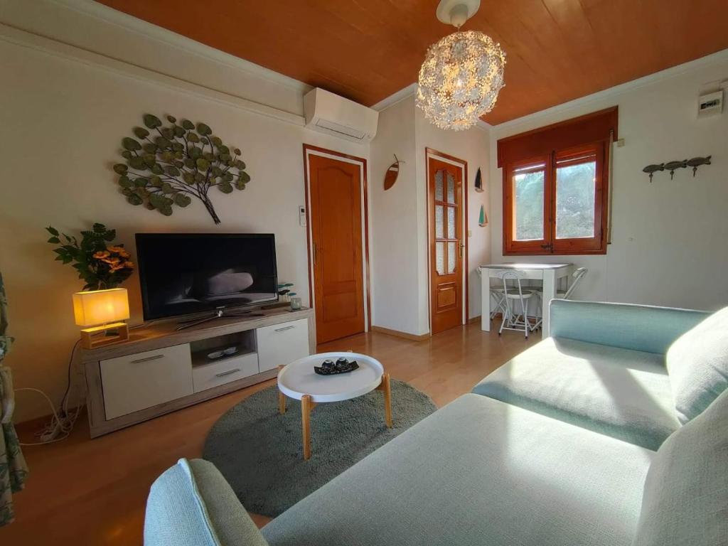 sala de estar con sofá y mesa en Anchoveta, en Calonge
