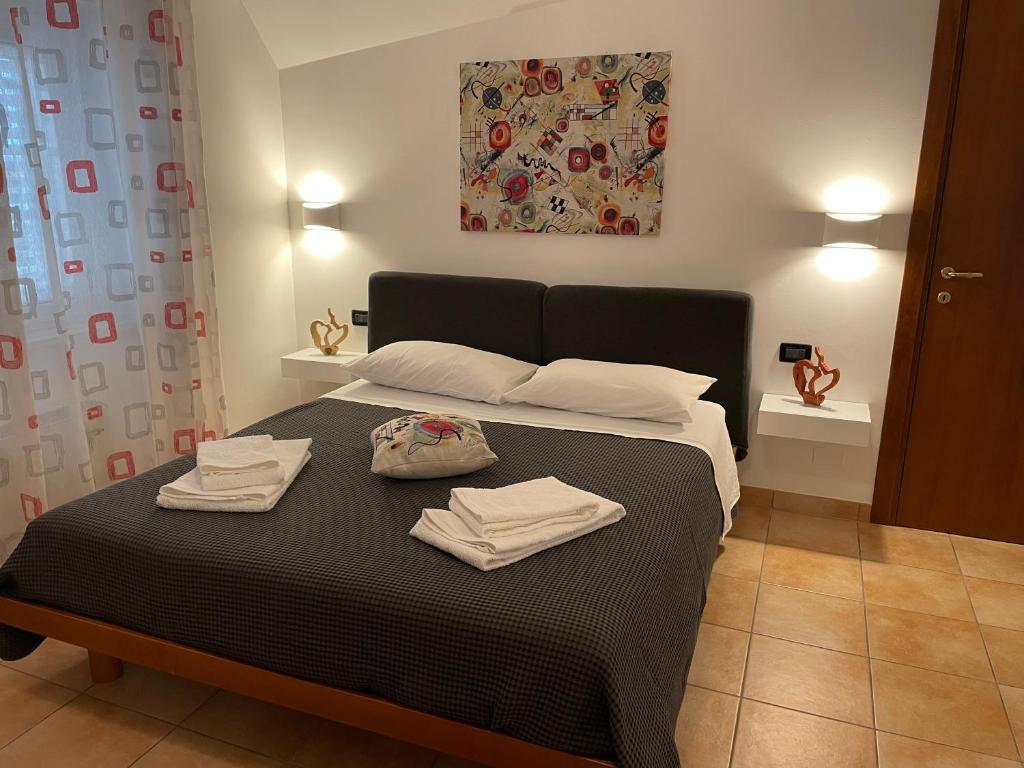 1 dormitorio con 1 cama con 2 toallas en Bellavista en Fossacesia