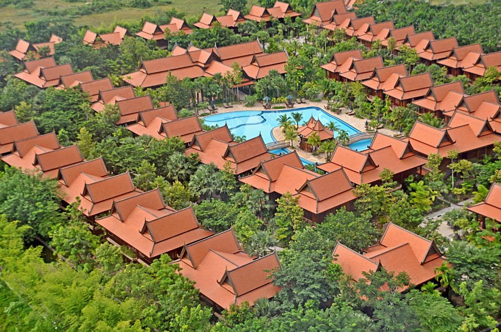 eine Luftaufnahme eines Resorts mit Swimmingpool in der Unterkunft Sokhalay Angkor Villa Resort in Siem Reap