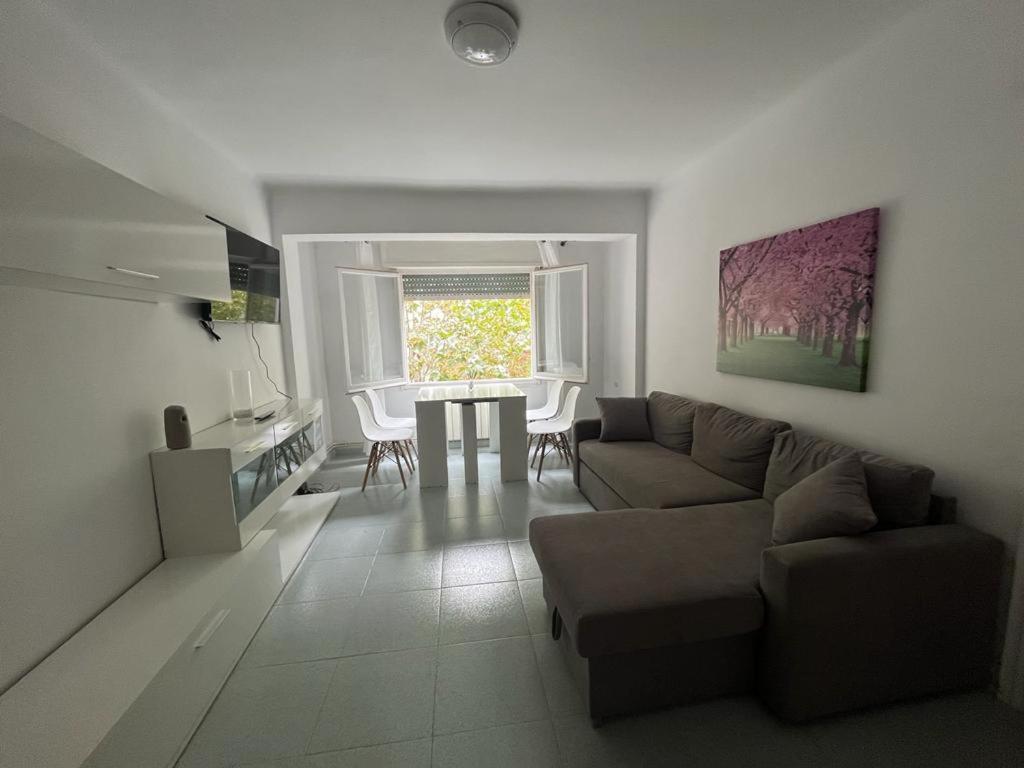un soggiorno con divano e tavolo di Apartamento Portbou a Portbou