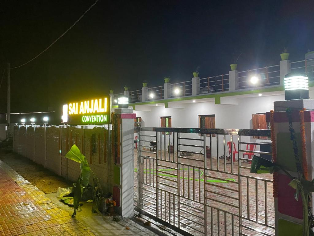 une station-service la nuit avec un panneau sur celle-ci dans l'établissement Sai Anjali Convention, à Konârak