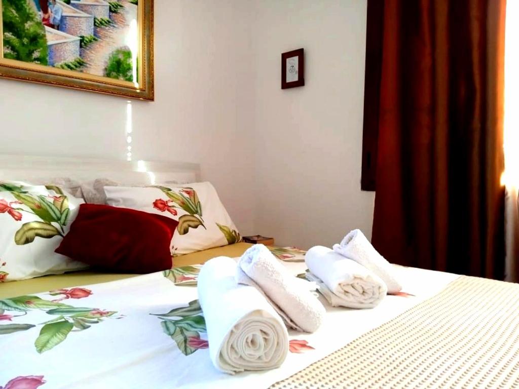 una camera d'albergo con un letto e asciugamani di Guest room near historical center a Vlorë