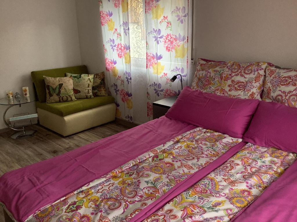 een slaapkamer met een groot bed en een bank bij Wehr Orchidee Apartment in Wehr