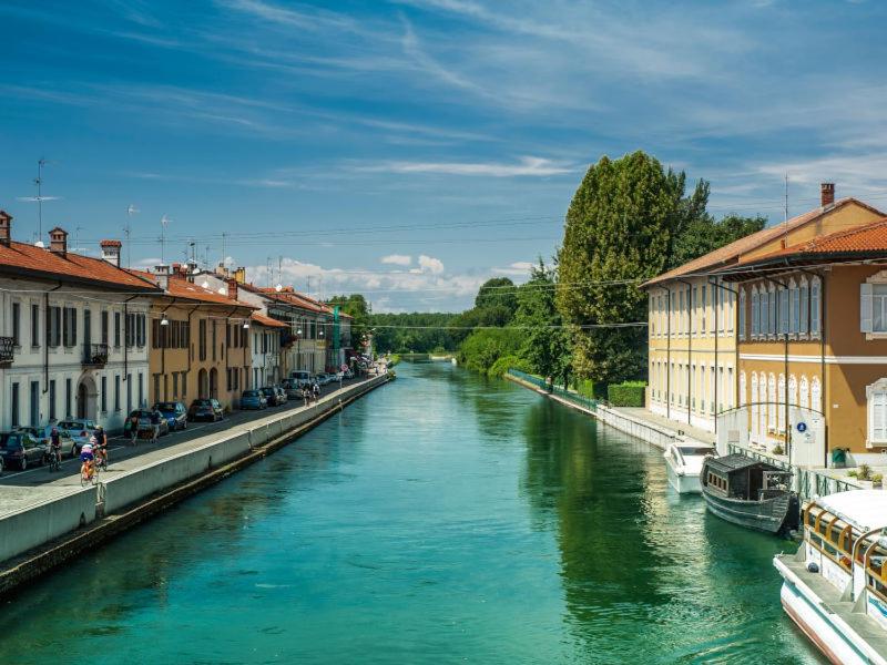 Un río en una ciudad con edificios y barcos. en Domus Tilla, en Boffalora sopra Ticino