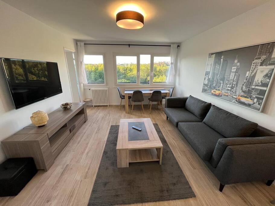 un salon avec un canapé et une table dans l'établissement Accès rapide à Paris & Disney avec parking, à Maisons-Alfort