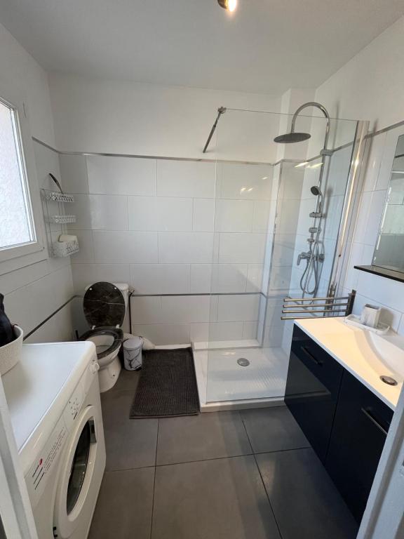 a bathroom with a shower and a toilet and a sink at Superbe studio 34m2 avec terrasse aperçu mer in Sanary-sur-Mer