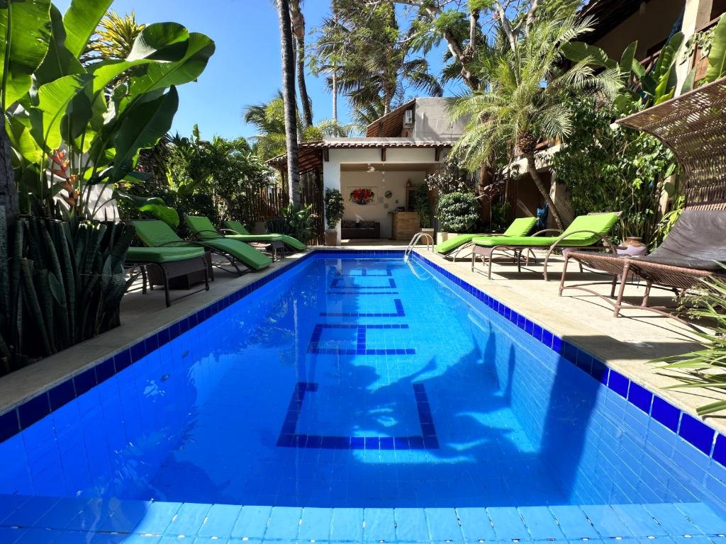 傑里科科拉的住宿－Pousada CasAlice，度假村内的一个蓝色海水游泳池