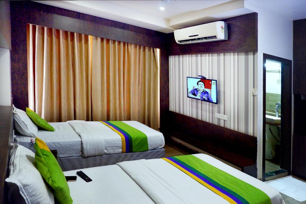 Postel nebo postele na pokoji v ubytování Hotel Sai Vijay