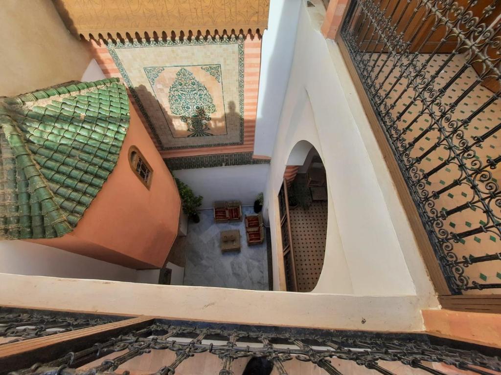 einen Blick über ein Gebäude mit einem Kacheldach in der Unterkunft Riad Rayan in Marrakesch