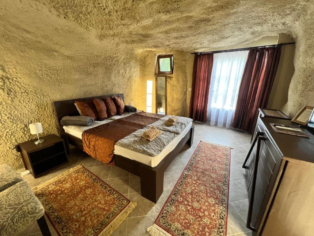 Postel nebo postele na pokoji v ubytování Sirocave Barlang szobák