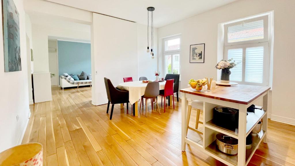 ein Esszimmer und ein Wohnzimmer mit einem Tisch und Stühlen in der Unterkunft VIDA arty apartment in Ljubljana