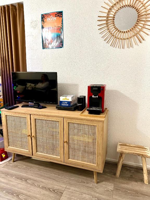 drewniane centrum rozrywki z telewizorem na górze w obiekcie Appartement cosy Centre station de Super Besse pour 2 à 6 personnes w mieście Besse-et-Saint-Anastaise