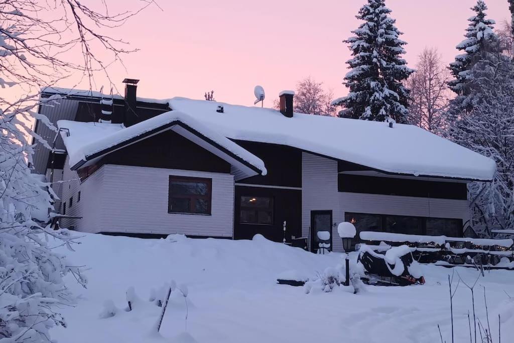 ein Haus mit Schnee auf dem Dach in der Unterkunft Atmospheric house on riverbank in Rovaniemi