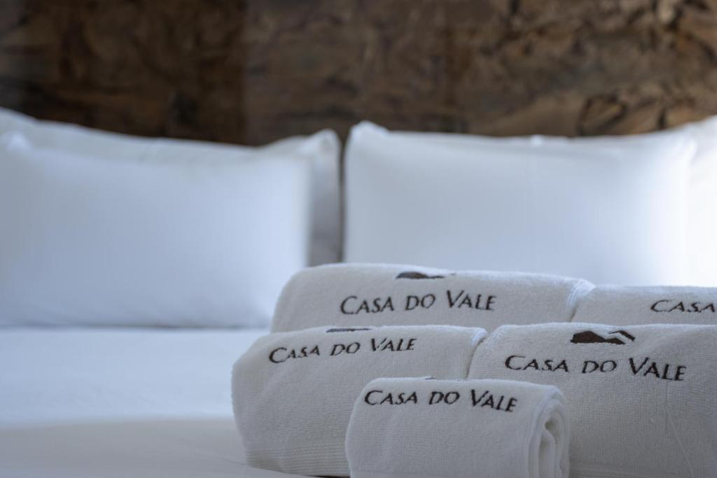 een groep van drie witte kussens op een bed bij Casa do Vale in Marvão