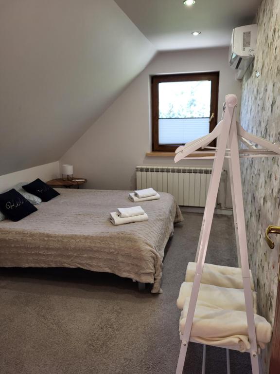 Cette chambre comprend un lit et une échelle. dans l'établissement Willa Sulimówka - Noclegi Zakliczyn dom basen bania sauna SPA, à Zakliczyn