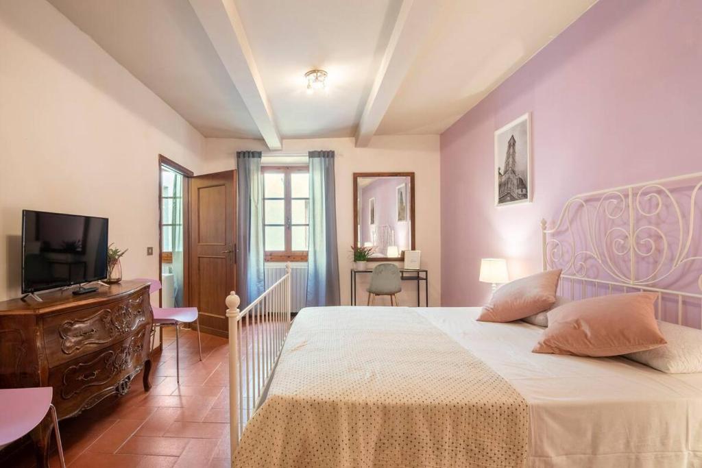 - une chambre avec un grand lit et une télévision dans l'établissement Residenza degli Albizi, à Florence