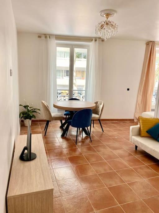 un salon avec une table et des chaises dans l'établissement Appartement Quartier Latin Paris 5 ème, à Paris