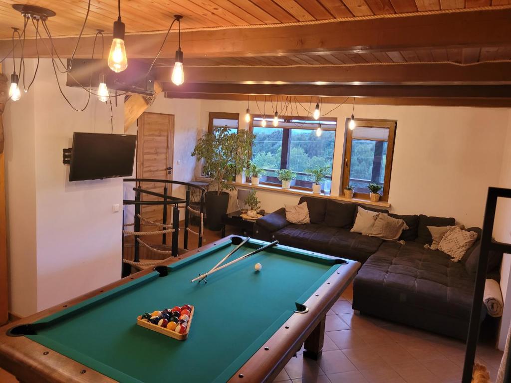Televízia a/alebo spoločenská miestnosť v ubytovaní Willa Sulimówka - Noclegi Zakliczyn dom basen bania sauna SPA
