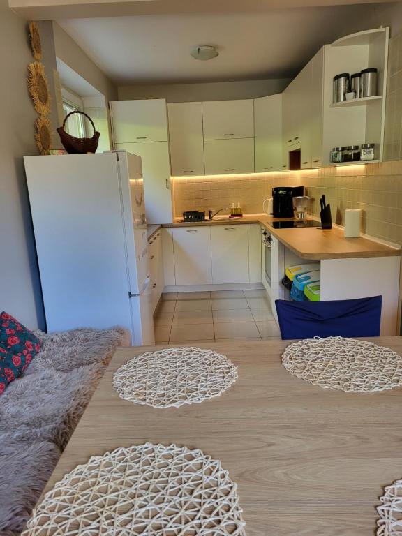 Kuchyňa alebo kuchynka v ubytovaní Willa Sulimówka - Noclegi Zakliczyn dom basen bania sauna SPA