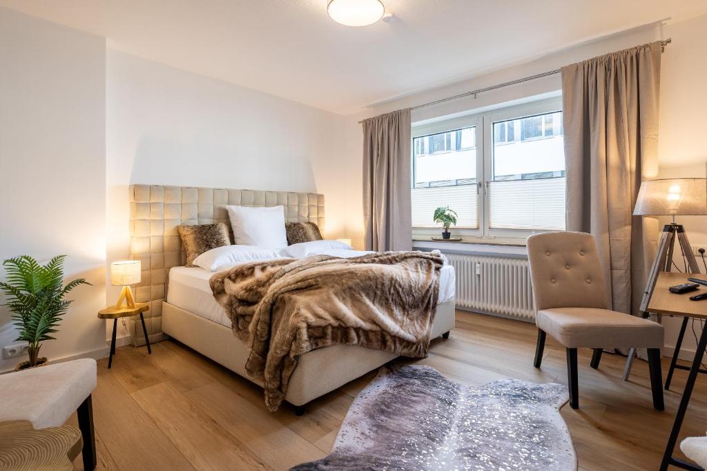 Schlafzimmer mit einem Bett, einem Fenster und einem Schreibtisch in der Unterkunft Krause: deine Wohlfühloase in Zentrum v. Bielefeld in Bielefeld