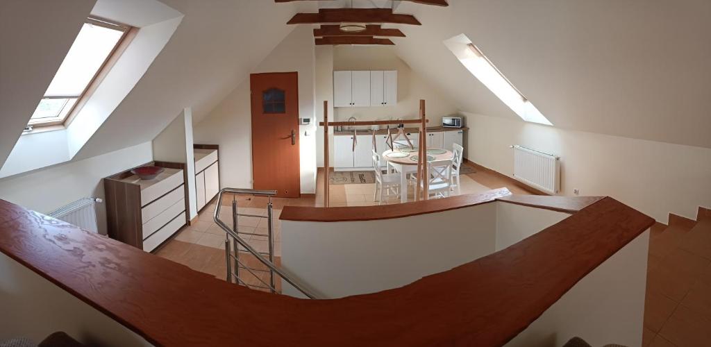 Apartament UP ROOMS-Targi Domek في كيلسي: إطلالة علوية على مطبخ وغرفة معيشة في منزل