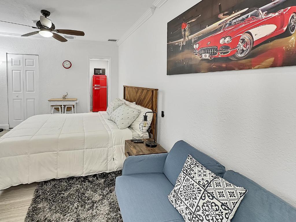 1 dormitorio con 1 cama y 1 coche rojo en la pared en Central Studio 17 en Miami