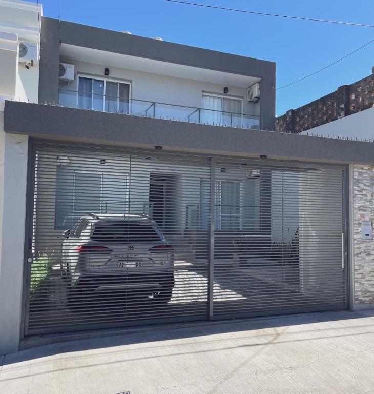 a garage with a car parked inside of it at Departamentos Fleming, luminosos p hasta 4 personas in Paraná