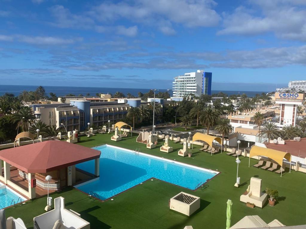 een uitzicht op het zwembad in het casino van het ambassadehotel bij Beach Morro Jable Fuerteventura in Morro del Jable