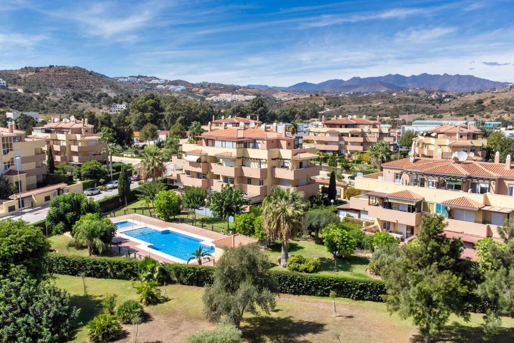 uma vista aérea de uma villa com um resort em Casa Bonita de La Cala five minute flat walk to the town centre em La Cala de Mijas