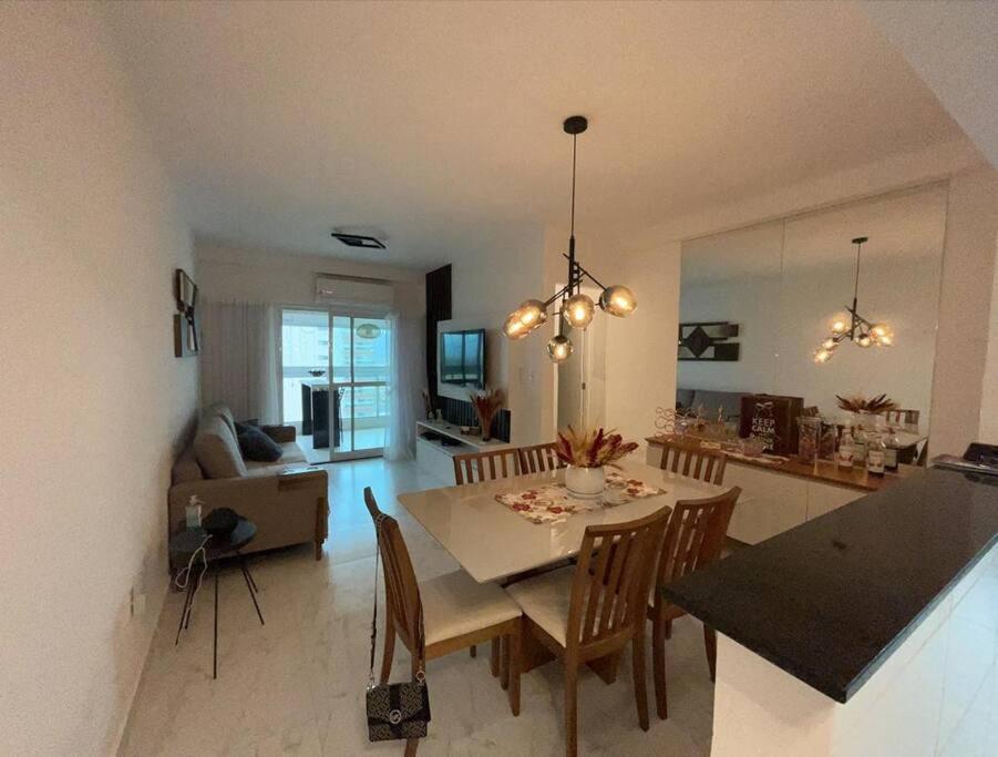 uma cozinha e sala de jantar com mesa e cadeiras em Prainha, Feirinha, Tranquilidade! na Praia Grande