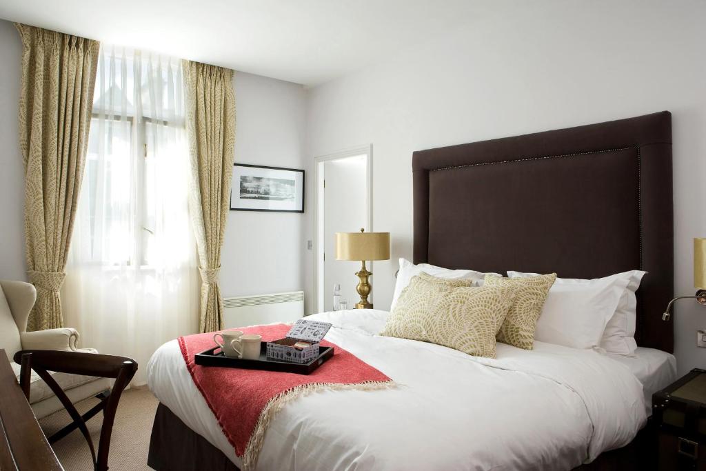 Postel nebo postele na pokoji v ubytování Rooms by Bistrot Pierre at The Crescent Inn