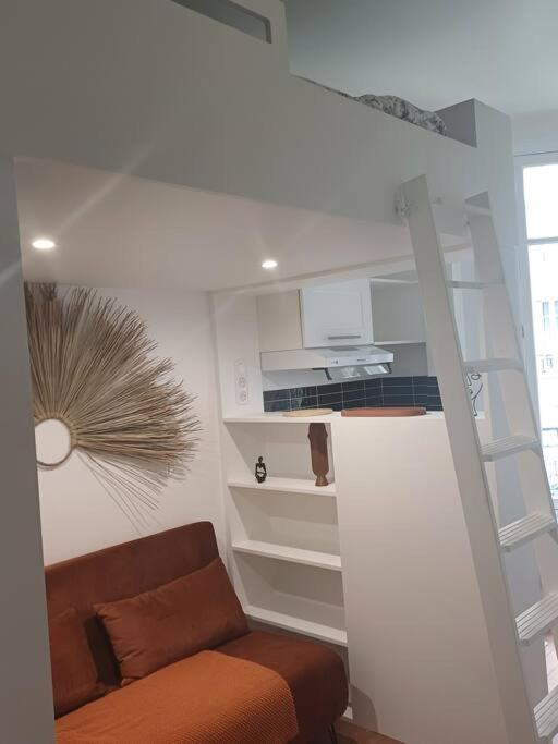 - un salon avec un canapé et un escalier dans l'établissement Au pied du Trocadéro, à Paris