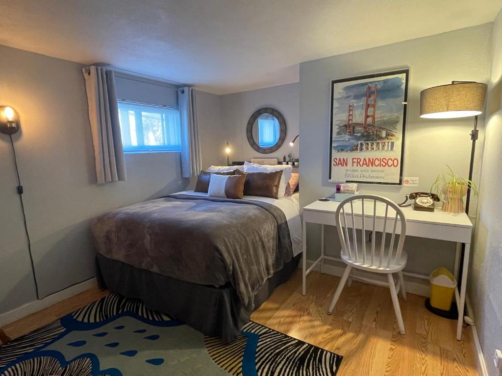- une chambre avec un lit, un bureau et une chaise dans l'établissement Cozy Apartment near SFO, à San Bruno
