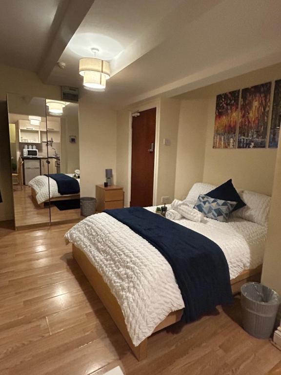 1 dormitorio con 1 cama grande y cocina en Cozy studio, en Londres