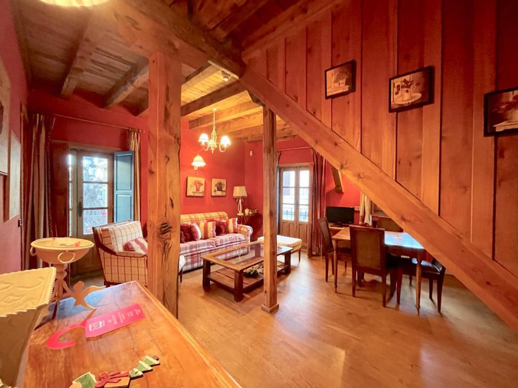een woonkamer met houten wanden en een trap bij El Encanto De Miraflores in Miraflores de la Sierra