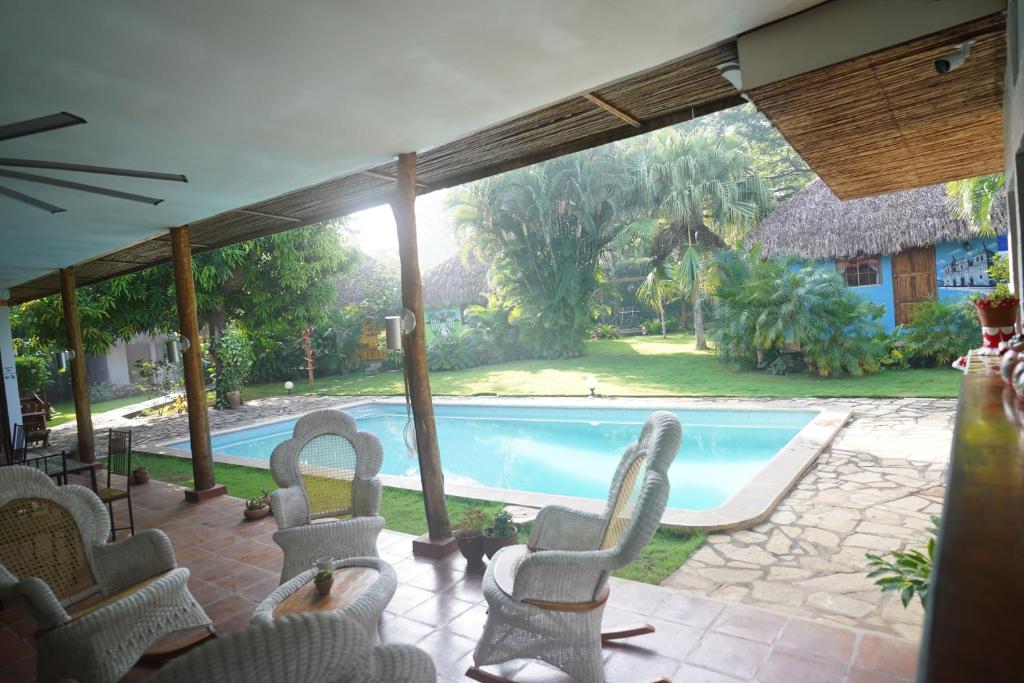 a view of a swimming pool from the patio of a house at Hotel Mariposa in León